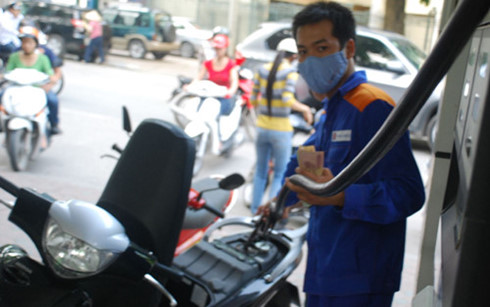 Giảm giá xăng từ 15h00 hôm nay (Ảnh minh họa: KT)