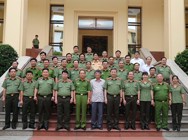 Bộ trưởng Tô Lâm với các đại biểu dự buổi gặp mặt.