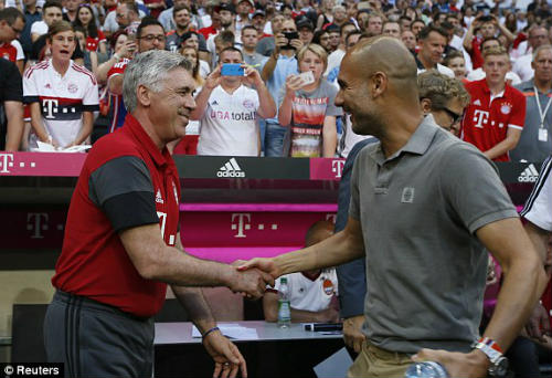 HLV Ancelotti vui vẻ bắt tay người tiền nhiệm Pep Guardiola