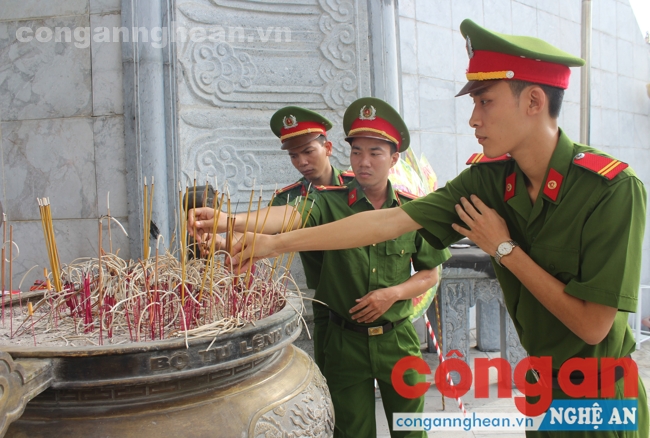 Cán bộ chiến sĩ Trại tạm giam dâng nén hương thơm bày tỏ lòng biết ơn với các anh hùng liệt sĩ