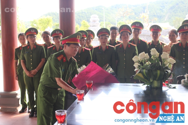 Đồng chí Ngô Xuân Thủy dâng hoa lên khu mộ của các TNXP đã anh dũng hi sinh