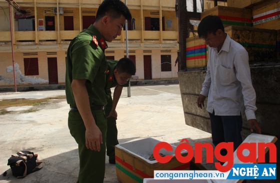  CBCS Công an huyện Nam Đàn kiểm tra xe chở động vật, nội tạng không rõ nguồn gốc