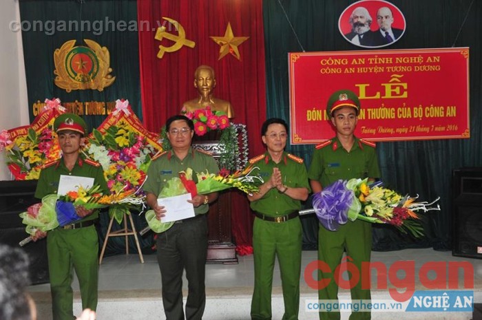 Bộ Công an trao thưởng Công an huyện Tương Dương vì thành tích đã phá thành công chuyên án mang bí số 1216M bắt “trùm” ma túy có vũ khí nóng.