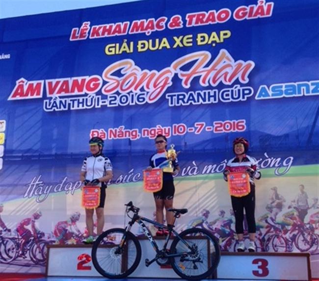 Tay đua Phạm Bích Hảo (Ngoài cùng bên phải) nhận giải 3 cuộc đua