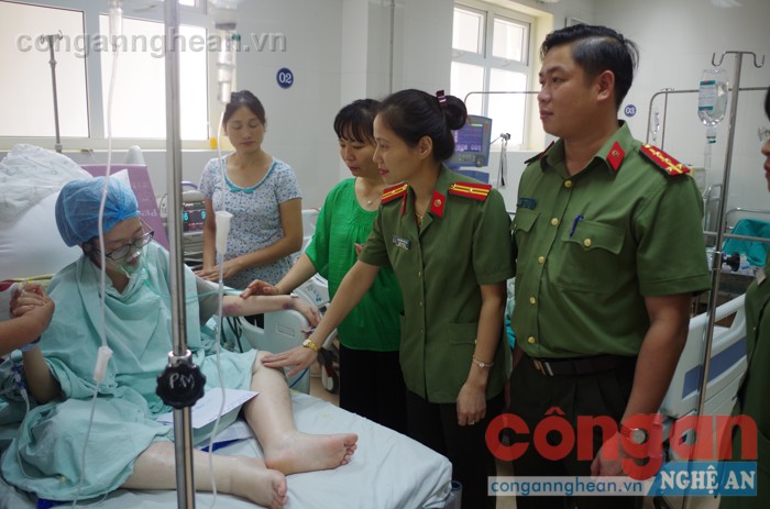 Đoàn Thanh niên, Hội phụ nữ và Công đoàn Công an Nghệ An thăm, động viên Thiếu úy Đậu Thị Huyền Trâm