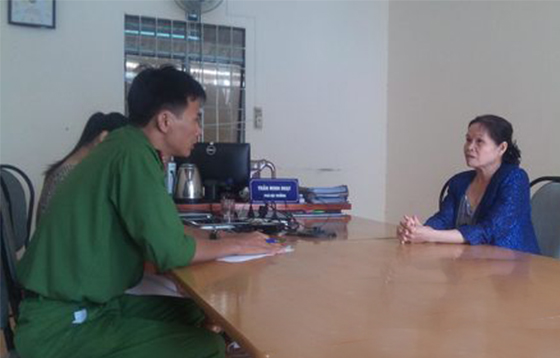 Bà Hường trình báo vụ việc tại cơ quan công an - Ảnh: Kim Nguyễn