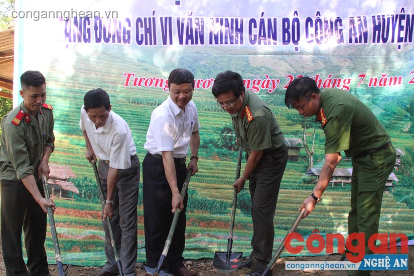 Đại diện lãnh đạo Công an tỉnh, UBND huyện, Công an huyện, chính quyền xã Yên Hòa và gia đình đồng chí Ninh tại lễ động thổ khởi công.