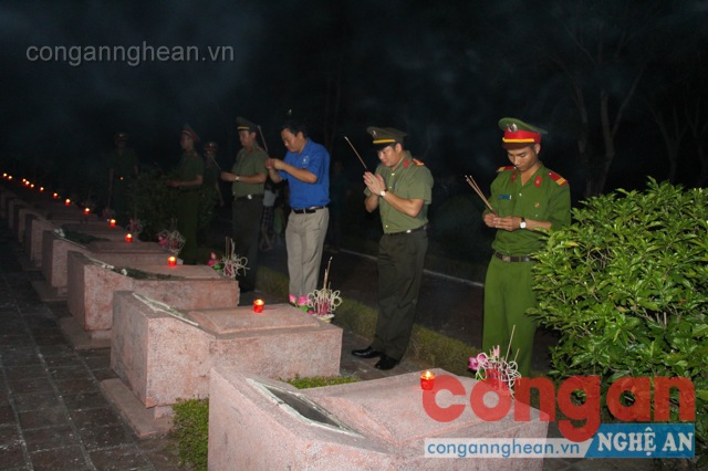 Đoàn tổ chức dâng hương tại nghĩa trang Thành phố