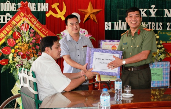 Thay mặt lãnh đạo Công an tỉnh, đồng chí Đại tá Lê Khắc Thuyết, Phó Giám đốc Công an tỉnh tặng quà cho các thương binh tại Trung tâm Điều dưỡng thương binh Nghệ An - Ảnh: Mai Hậu