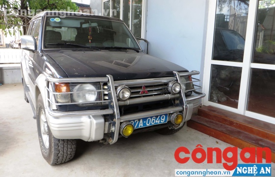 Chiếc xe ôtô mang biển xanh nhãn hiệu Mitsubishi - Pajiero, BKS 37A-0649, nằm trong sân DNTN Sỹ Thắng