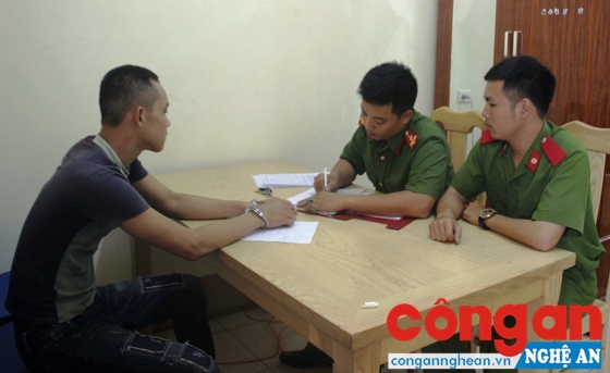 Cơ quan Công an lấy lời khai đối tượng