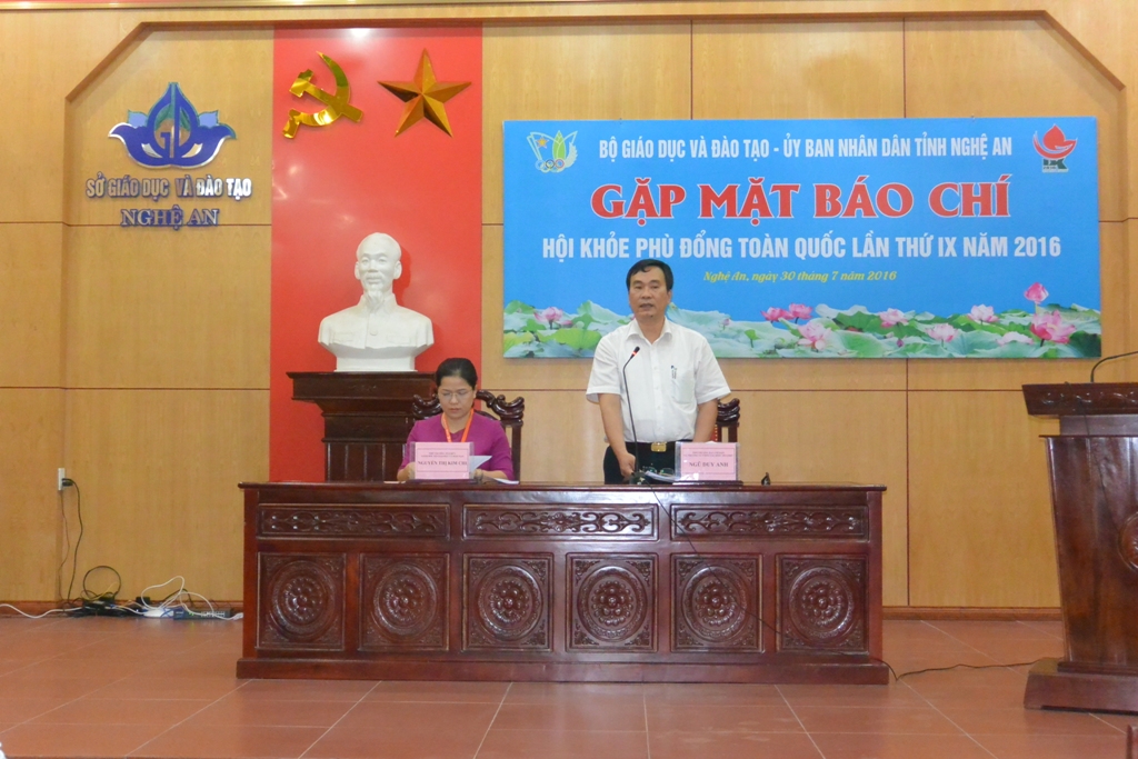 Đồng chí Ngũ Duy Anh trả lời các câu hỏi của các cơ quan báo chí