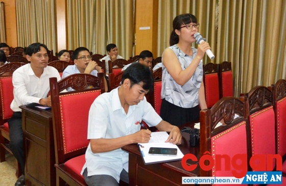 Phóng viên đặt câu hỏi về kinh phí đầu tư cho Hội khỏe Phù Đổng
