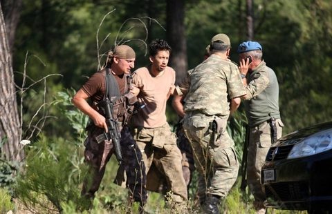 Lính Thổ Nhĩ Kỳ ngày 25-7 bắt giữ Sergeant Erkan Cikat, một trong những quân nhân mất tích bị nghi đã tham gia vào âm mưu đảo chính ở nước này vào ngày 15-7 - Ảnh: Reuters