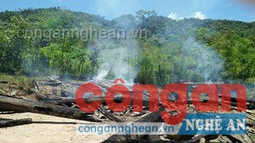Ngôi nhà chị Hoa bị lửa thiêu rụi hoàn toàn, của cải thành tro tàn
