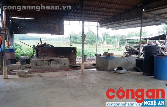 Phía trong cơ sở chế biến da trâu của bà Thái Thị Huệ