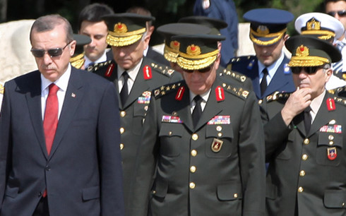 Ông Erdogan (trái) và các tướng lĩnh Thổ Nhĩ Kỳ. Ảnh: AFP.