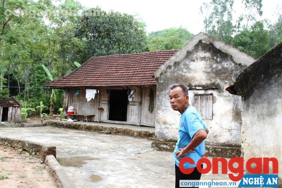Ông Sửu, bố của Đặng Văn Thế bên căn nhà cũ của gia đình