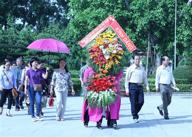 Đoàn đại biểu dâng hương tại khu di tích Kim Liên