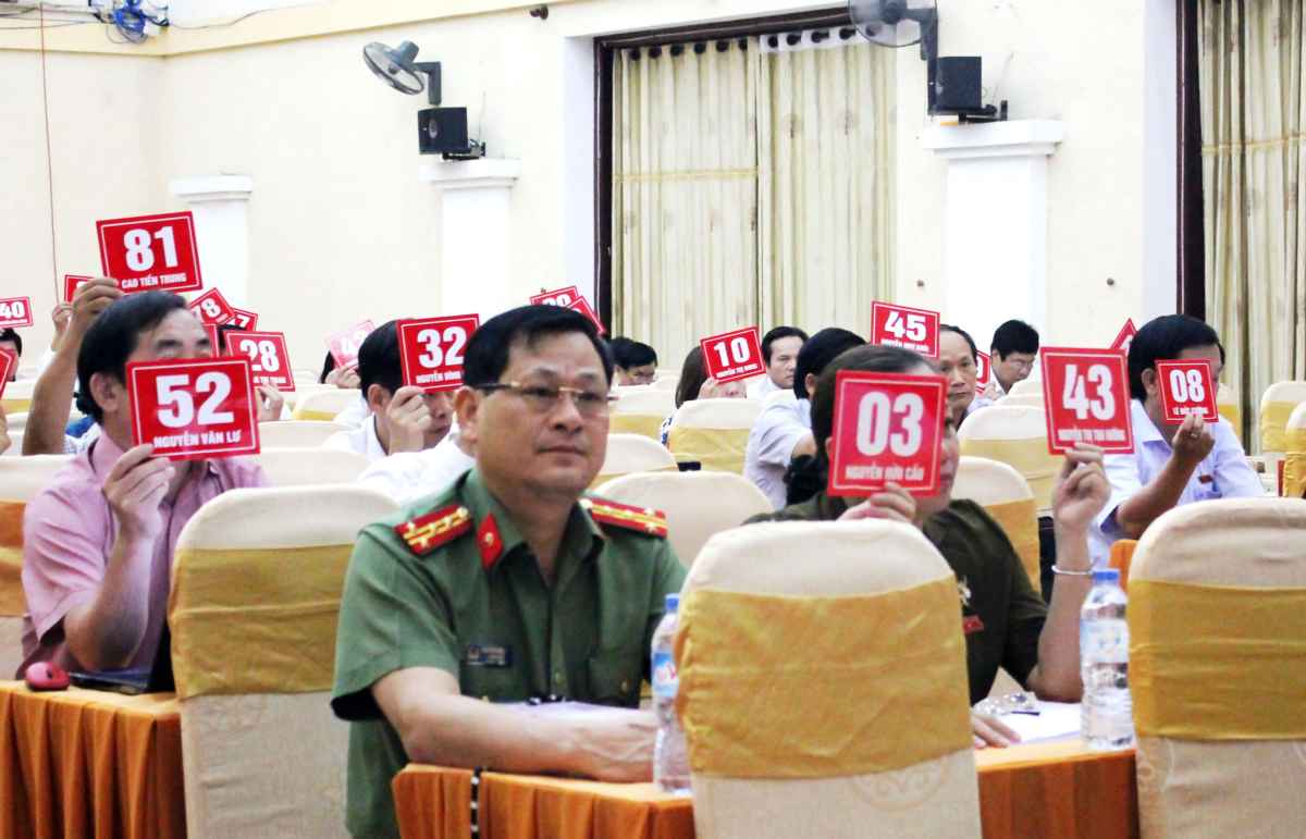 Các đại biểu thông qua các nghị quyết