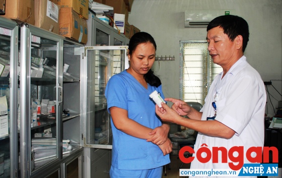Bác sĩ kiểm tra thuốc trước khi cấp phát cho bệnh nhân HIV.