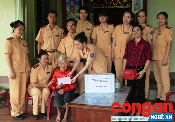 Hội Phụ nữ Phòng CSGT đường bộ, đường sắt phối hợp với Đoàn Thanh niên tặng quà mẹ Việt Nam anh hùng Cao Thị Đợt (98 tuổi, mẹ của 2 liệt sỹ ở xã Ngọc Sơn, huyện Đô Lương)