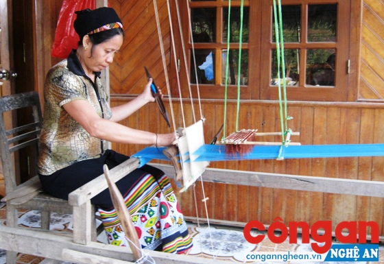 Chị Lương Thị Lan ở bản Mác, xã Thạch Giám, huyện Tương Dương miệt mài bên khung cửi