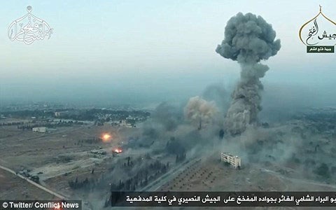 Quân nổi dậy pháo kích căn cứ của quân đội Syria ở phía Nam Aleppo để làm suy yếu tuyến phòng thủ trước khi mở một cuộc tấn công trên bộ.