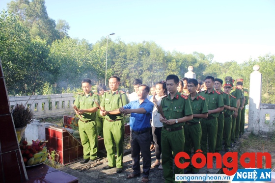 Đoàn cơ sở Trại giam số 6 dâng hương tại nghĩa trang liệt sỹ trên địa bàn