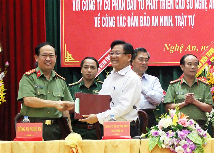 Đại diện lãnh đạo 2 đơn vị ký kết quy chế phối hợp đảm bảo ANTT