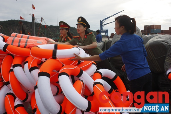 Trao quà cho các ngư dân khó khăn ở phường Nghi Thủy, TX Cửa Lò