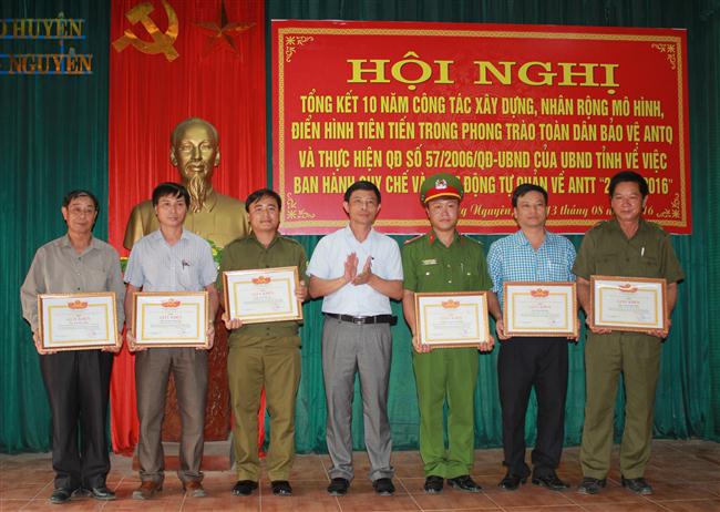 Lãnh đạo Huyện ủy, UBND huyện tặng Giấy khen cho các tập thể, cá nhân có thành tích xuất sắc.