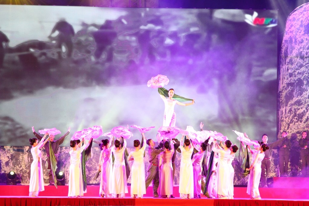 Chương trình nghệ thuật đã làm sống lại ký ức hào hùng không thể nào quên của các cô gái thanh niên xung phong trên cung đường huyền thoại...