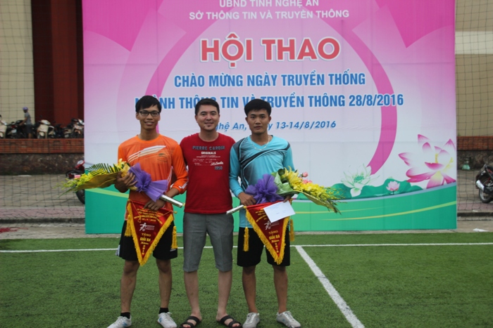 Trao giải ba cho hai đội Báo Công an Nghệ An và Viettel Nghệ An