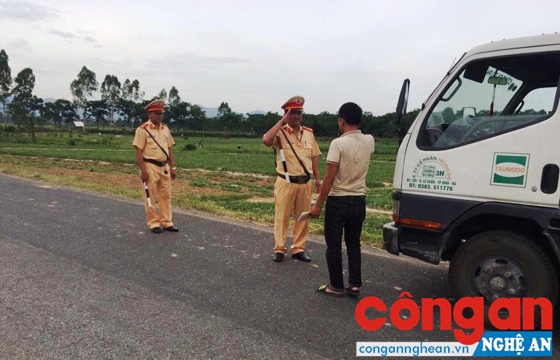 Đội CSGT tăng cường công tác TTKS đảm bảo TTATGT trên địa bàn