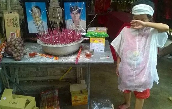 Cháu Lương Thị Quỳnh Như bên bàn thờ bố mẹ
