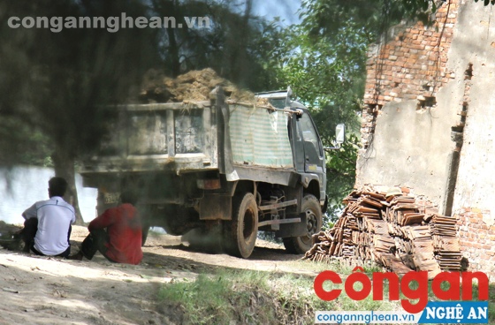 Xe chở nguyên liệu đất sét không rõ nguồn gốc từ bên ngoài vào công ty để sản xuất gạch ngói