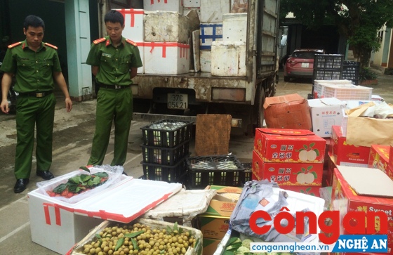Lực lượng chức năng kiểm đếm số hoa quả không rõ nguồn gốc