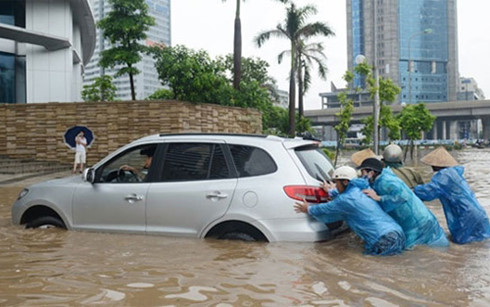 Nếu chẳng may tắt máy khi đang ở giữa đoạn đường ngập, đừng cố gắng khởi động xe. Vì việc khởi động khi xe đang bị ngập sẽ càng làm xe hư hỏng nặng thêm