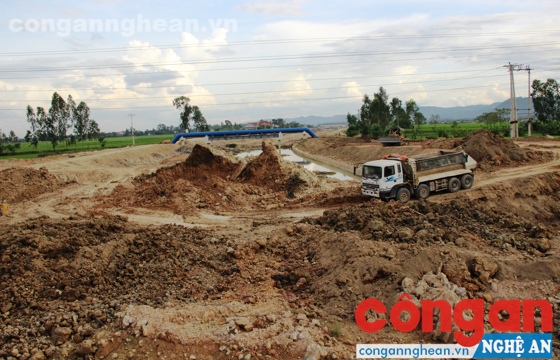 Dự án nâng cấp, mở rộng cống Nam Đàn vừa thi công, vừa chờ vốn