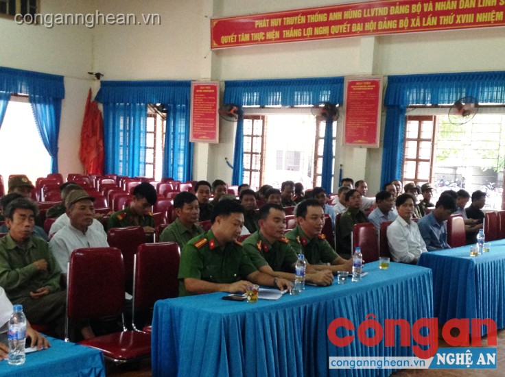 Đại diện Công an huyện và các đội nghiệp vụ, cấp ủy, chính quyền địa phương tham dự buổi gặp mặt