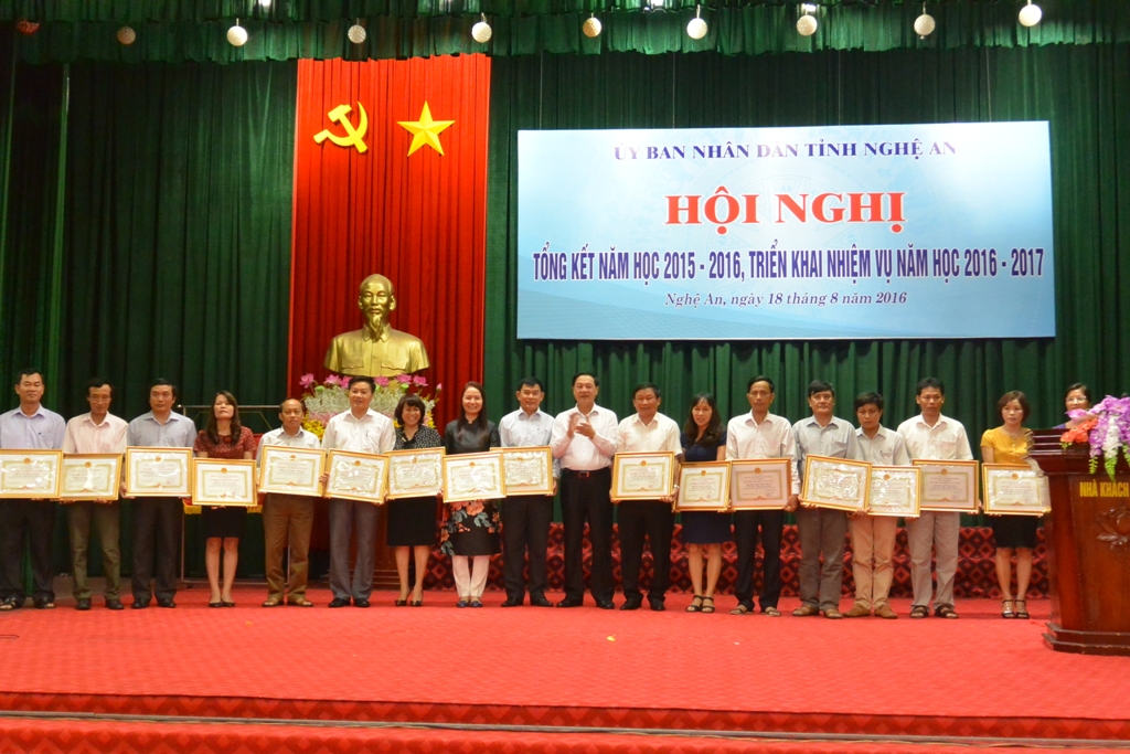 Đồng chí Lê Minh Thông tặng Bằng khen của UBND tỉnh cho 33 tập thể lao động xuất sắc
