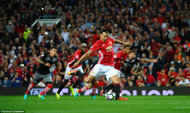  Ibrahimovic ghi bàn trên chấm phạt đền