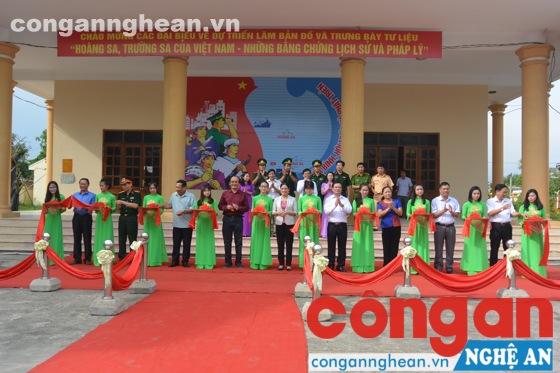 Các đại biểu cắt băng khai mạc triển lãm