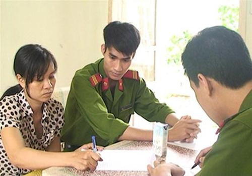 Một đối tượng sát hại con đẻ khai nhận tại cơ quan Công an.