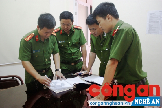 Công an phường Hưng Dũng hội ý nhanh về phương án bắt giữ đối tượng phạm tội