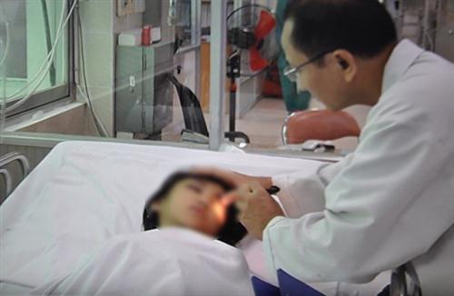Bé Hoàng Ái V. đã qua nguy kịch được thăm khám lại sáng 23/8