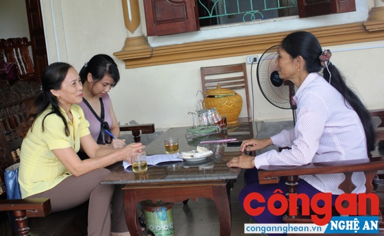  Cán bộ CLB Phụ nữ tự lực phường Nghi Hòa, TX Cửa Lò chia sẻ với P.V về công tác phòng, chống bạo hành gia đình