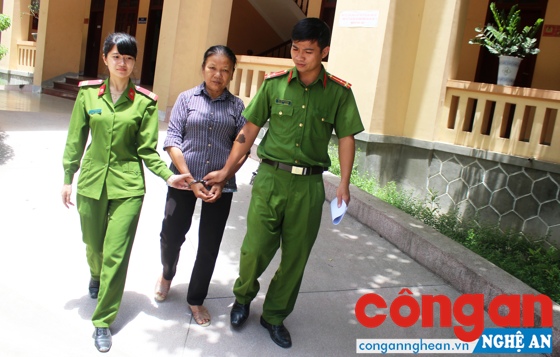 Công an huyện Diễn Châu dẫn giải đối tượng ma túy
