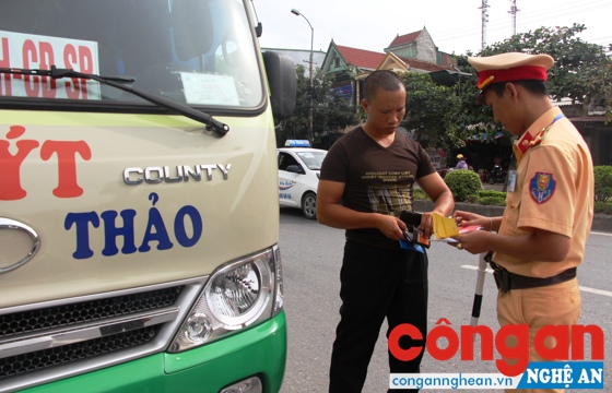 Lực Lượng CSGT tăng cường kiểm tra, xử lý vi phạm của xe buýt
